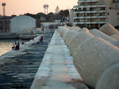 E mentre una manciata di pescatori � ancora l�, sperando di portare a casa una grossa spigola...